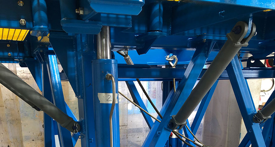 Jacking frame hydraulic arms